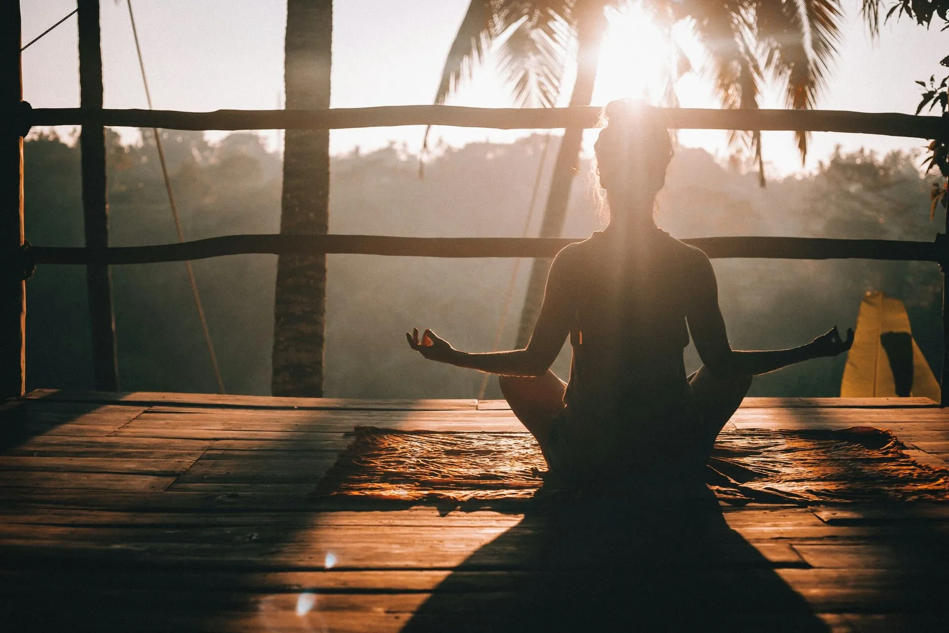 meditatie-zonsondergang-yoga-rust-natuur