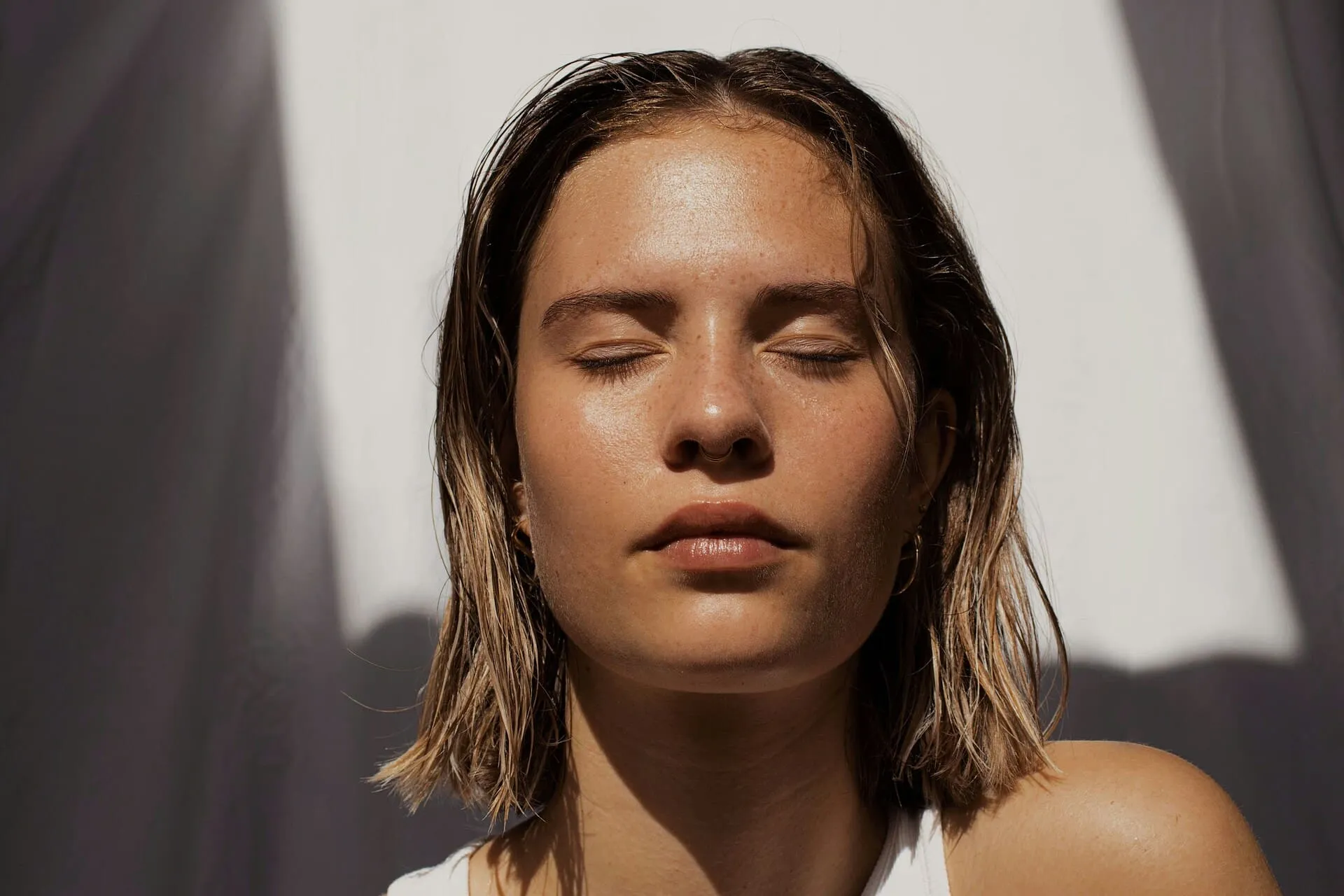 vrouw-ogen-dicht-zonlicht-mindfulness